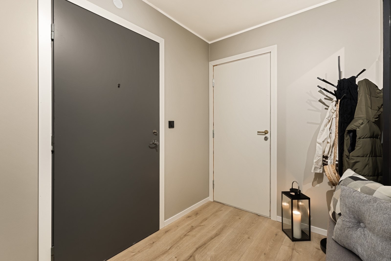 Dør inn til soveromsfløy 2/innredet til hybel (ikke godkjent som egen enhet). Galleribilde