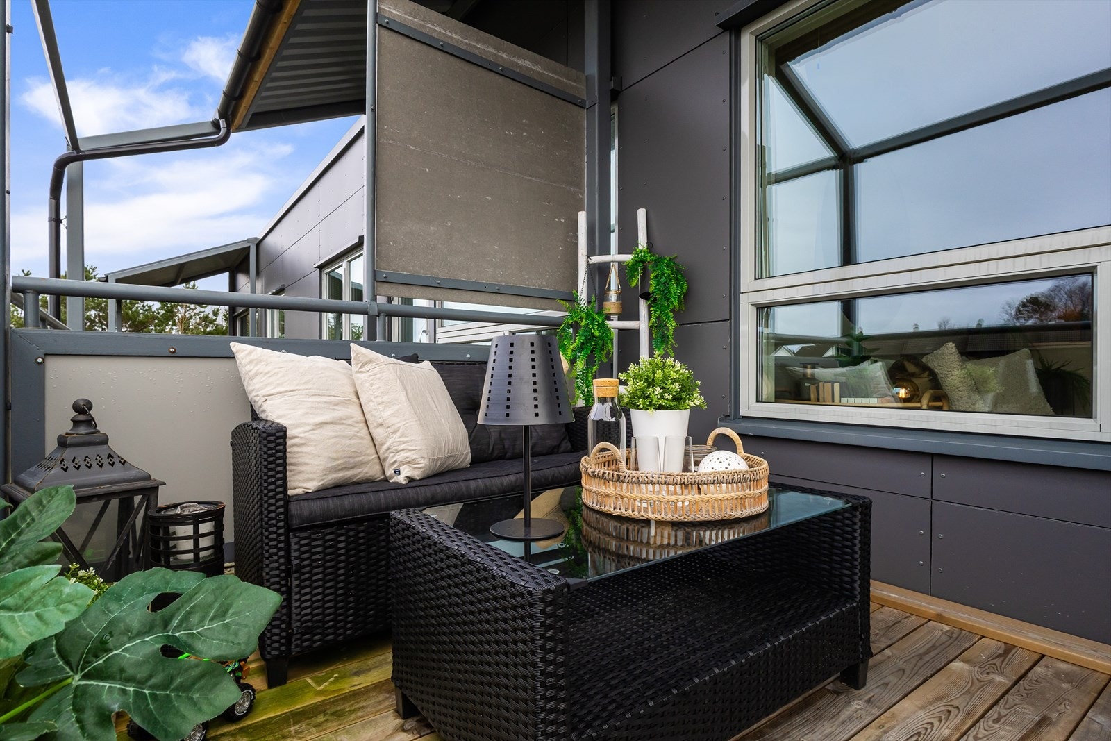 God plass til romslig sittegruppe på balkongen. Galleribilde