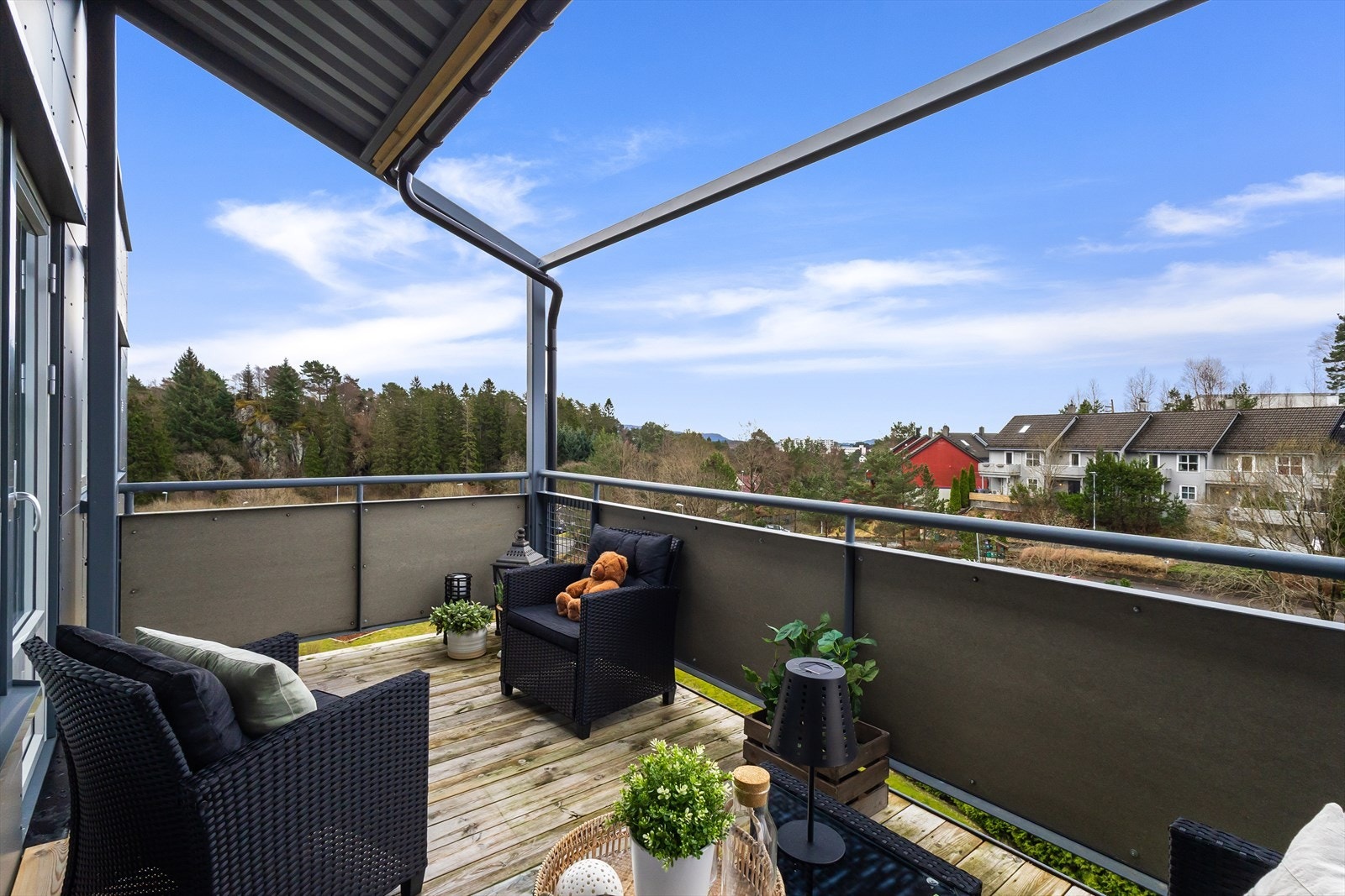 Balkong med mye sol og flott utsikt. Galleribilde