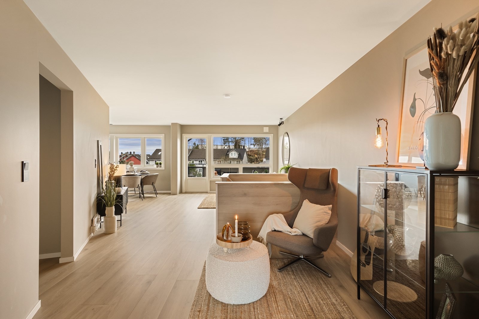 Nedre del av stuen er det plass til tv/lesekrok og inngang til soveromsavdeling. Galleribilde