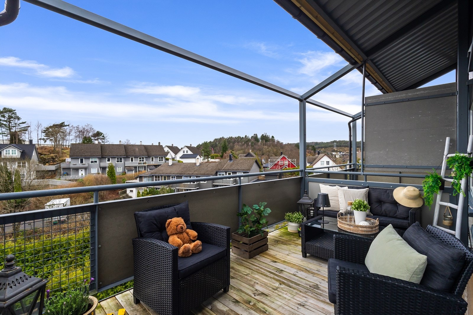 Romslig balkong med ettermiddag og kveldssol og vidstrakt utsikt. Galleribilde