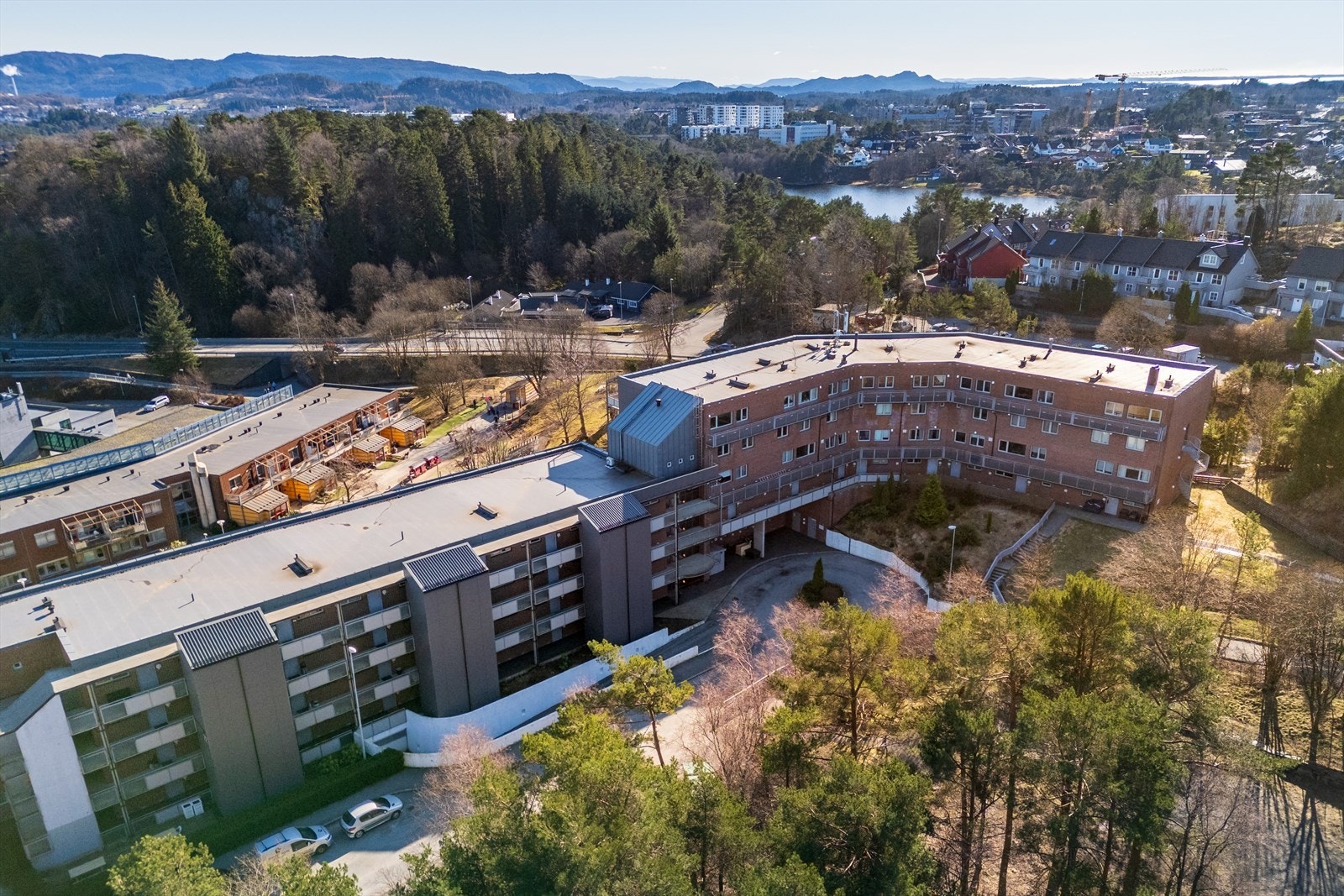 Borettslaget ligger pent til på Sandsli med kort avstand til Skranevannet. God bussforbindelse like utenfor. Ca 25 min til Bergen sentrum 50e bussen. Galleribilde