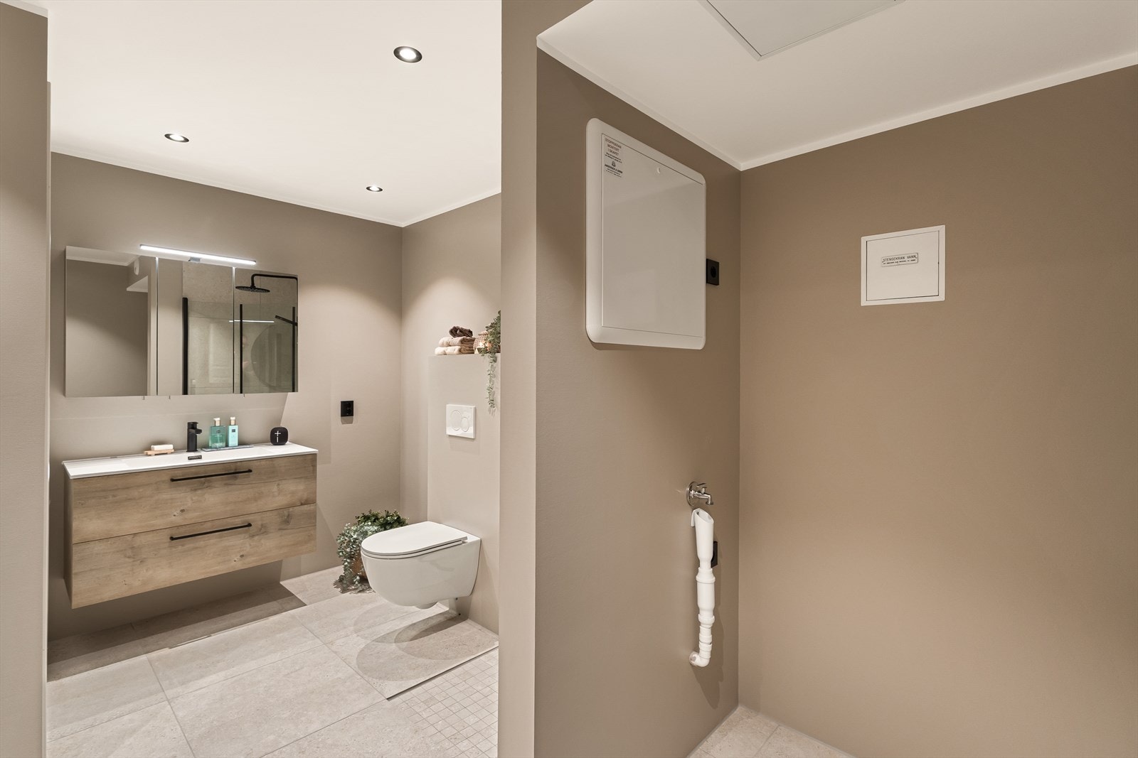 Vaskeromssone. Rør i rør skap. Galleribilde