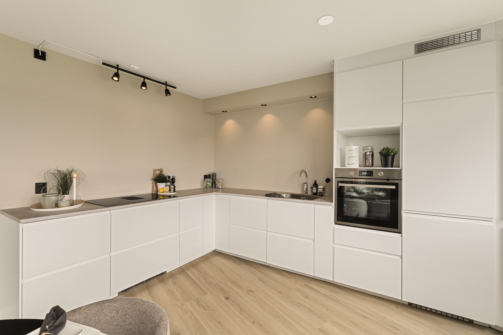 Kjøkken, plass til mikro om en det skulle være behov. Kjøl/frys, oppvaskmaskin, komfyr og platetopp, medfølger. Komfyrvakt er montert. Galleribilde