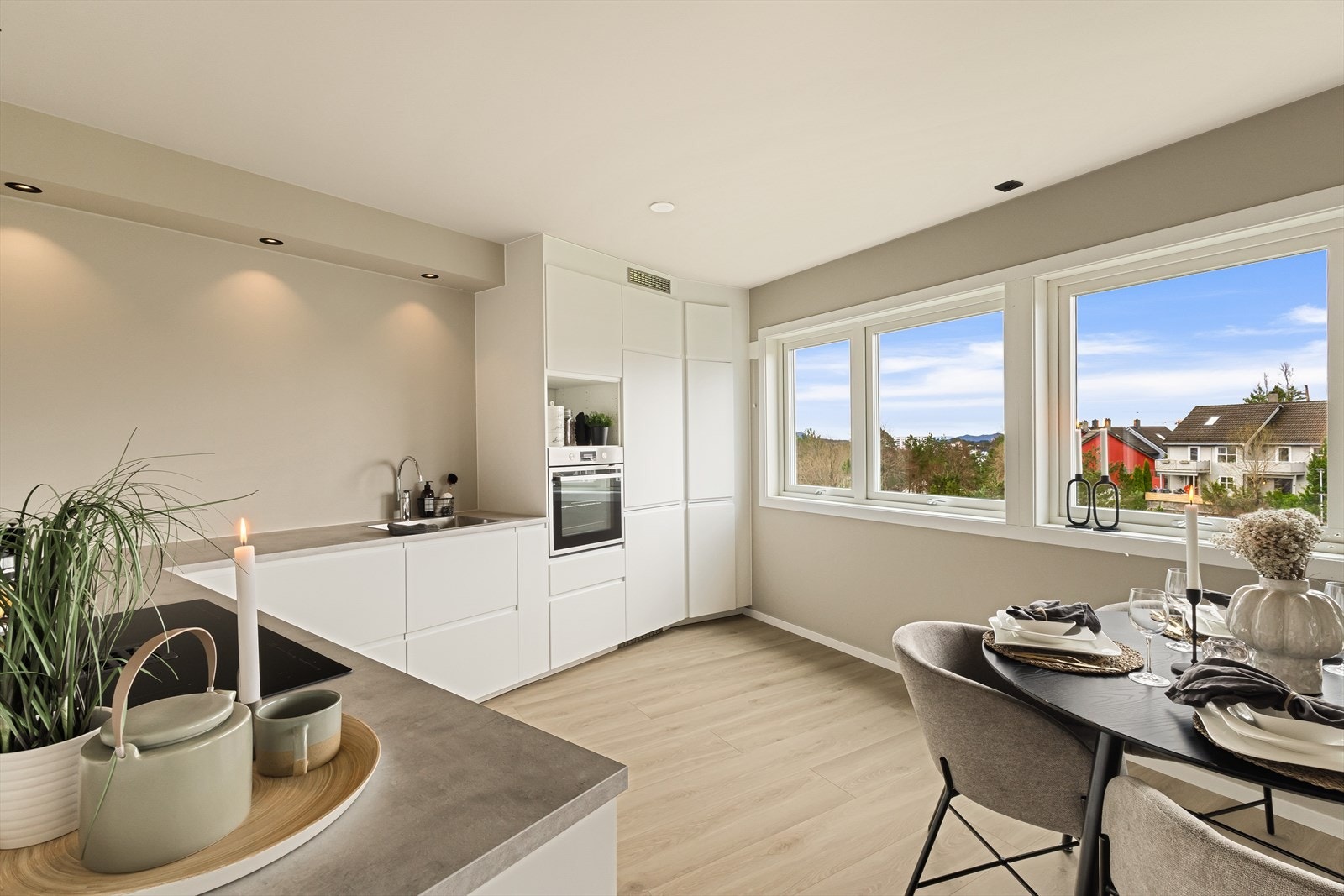 Lyst og lekkert kjøkken med god plass til romslig spisebord. Galleribilde