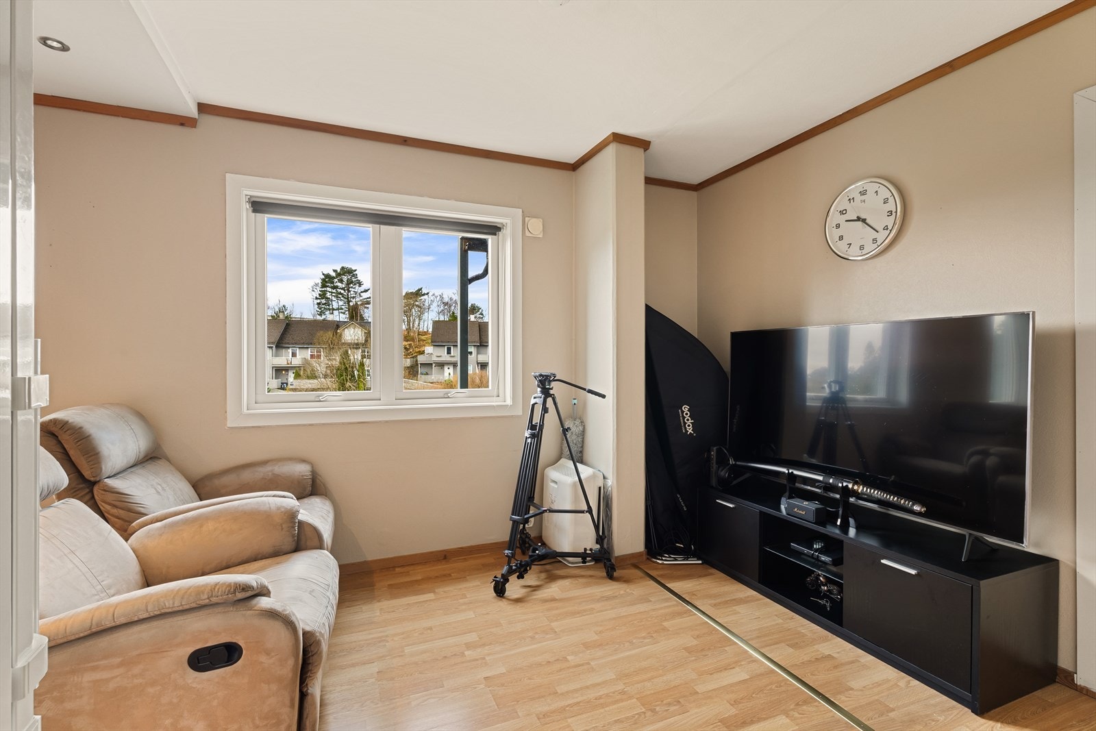 Soverom innredet til stue med kjøkkenkrok. Galleribilde