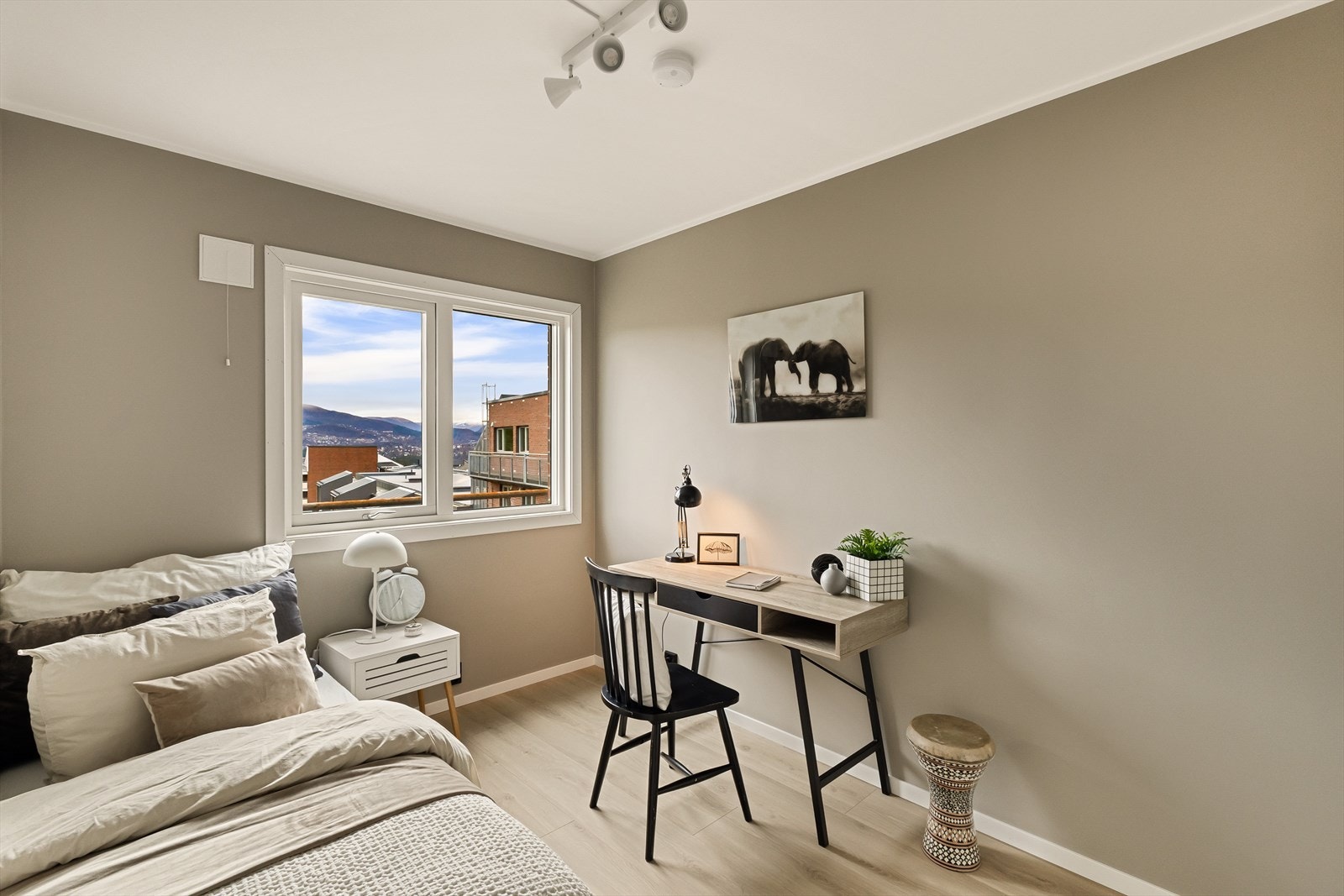 Soverom 2 hovedetasje. Nyoppusset, nytt vindu. Galleribilde