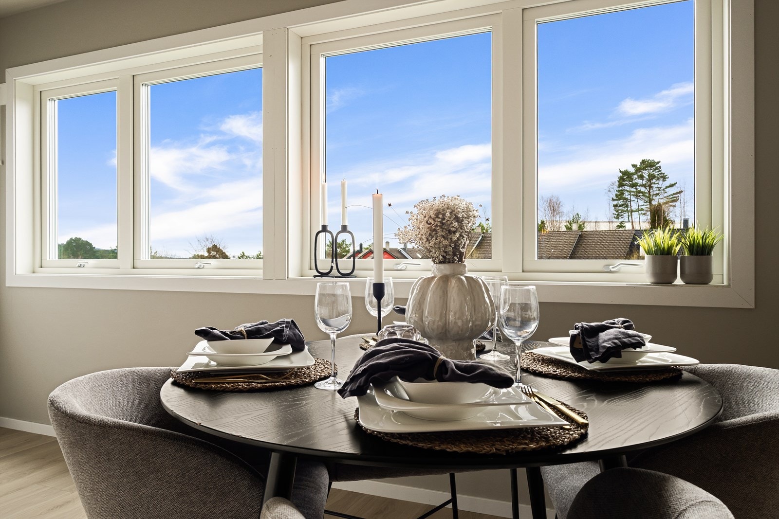 Rommet har mye lysinnslipp. Nye vinduer i 2024. Galleribilde