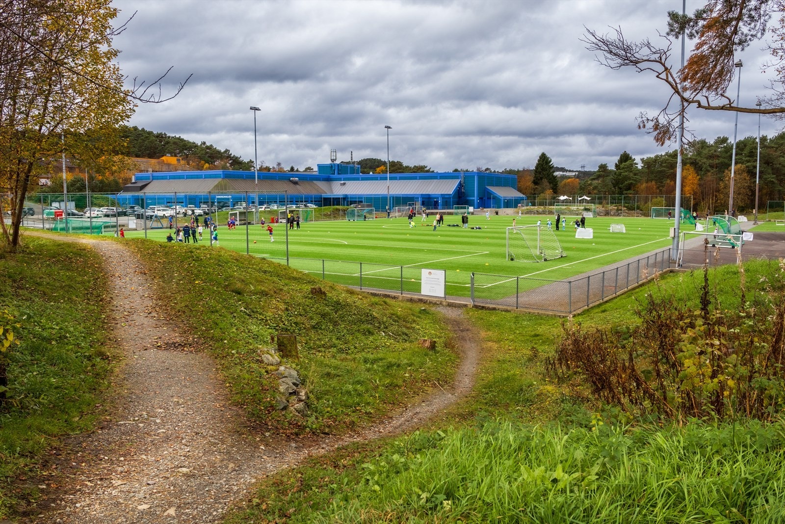 Gangavstand til Skranevannet barne- og ungdomsskole med Sandslihallene og Ytrebygda kulturhus. Galleribilde