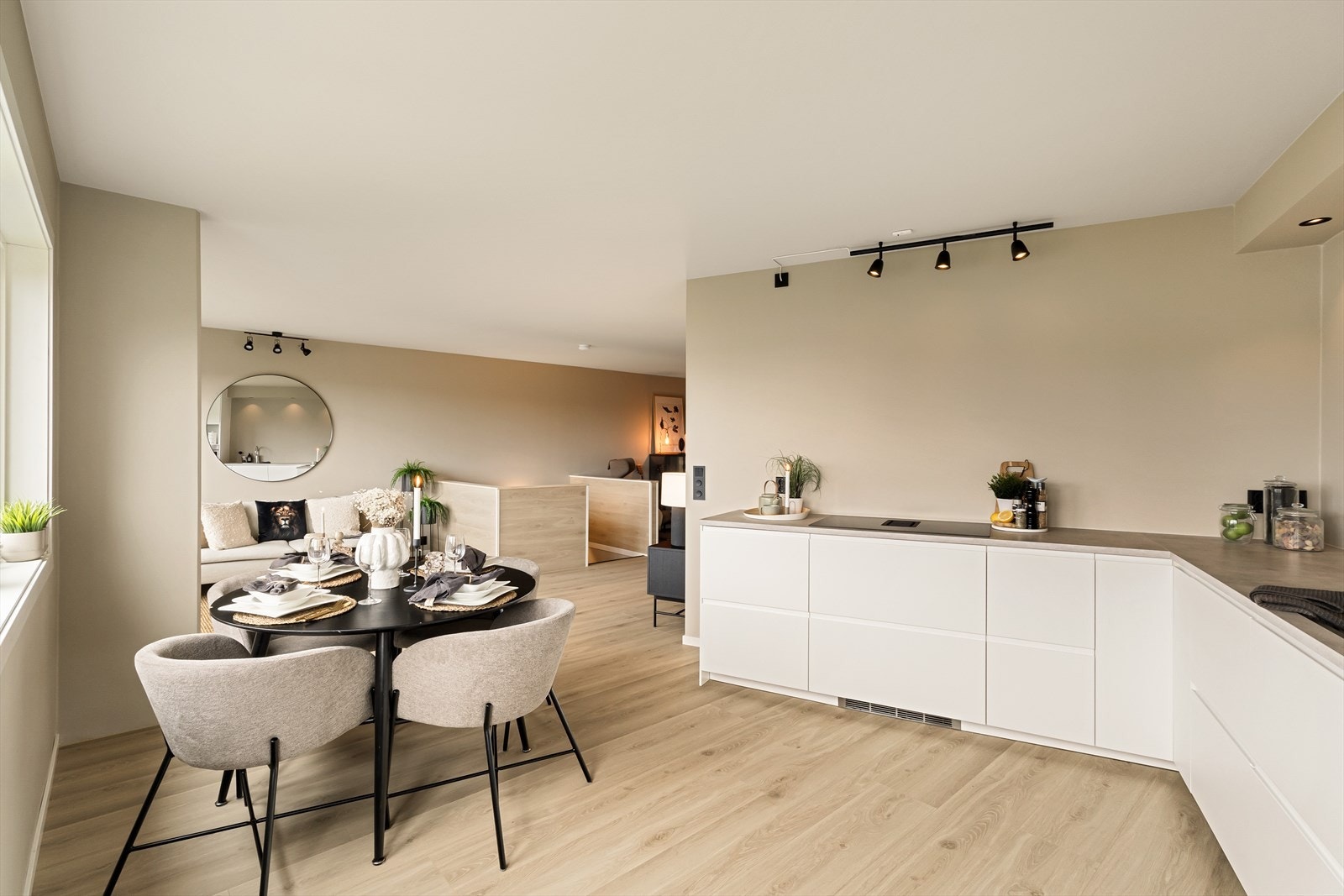 RIkelig med skuffe- og benkeplass. Stilfull koketopp med integrert ventilator. Galleribilde