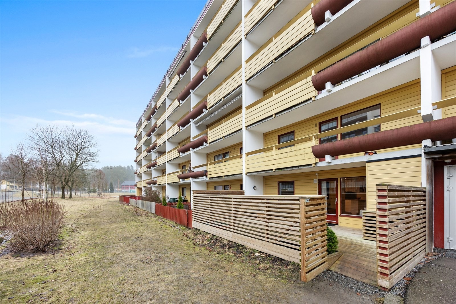 Leiligheten ligger i et barnevennlig område med flotte fellesområder. Galleribilde