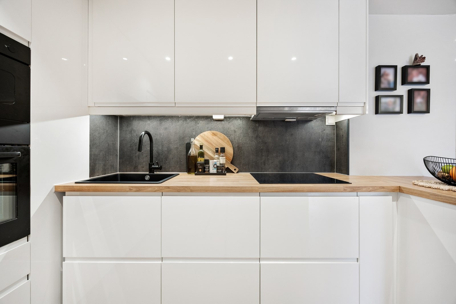 Elegant kjøkken med stilrene hvite fronter og pen kitchenboard. Galleribilde