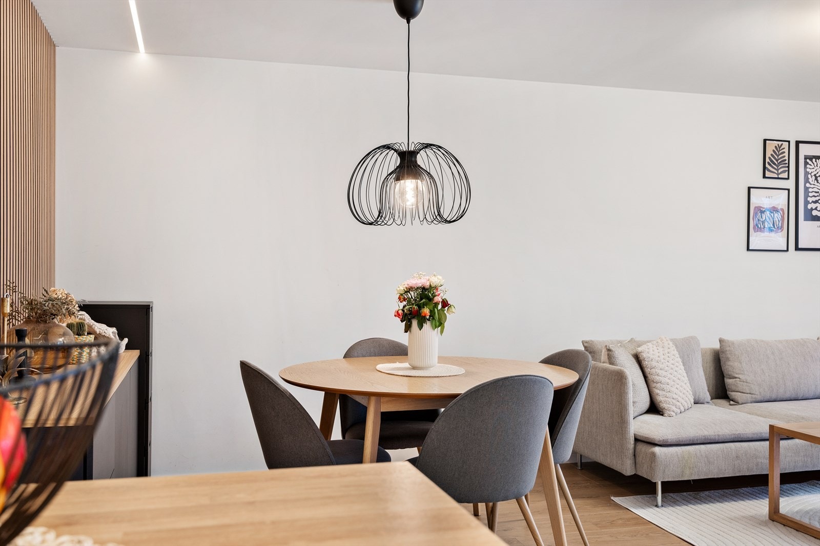 Koselig spiseplass med dekorativ spilevegg. Galleribilde