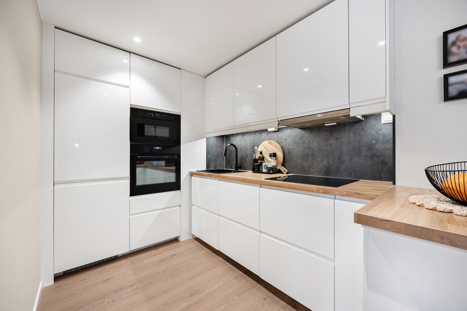 Takhøye skap, og massevis av arbeidsplass. Platetopp, kjøl, frys, stekeovn, oppvaskmaskin og micro er alle integrert. Galleribilde