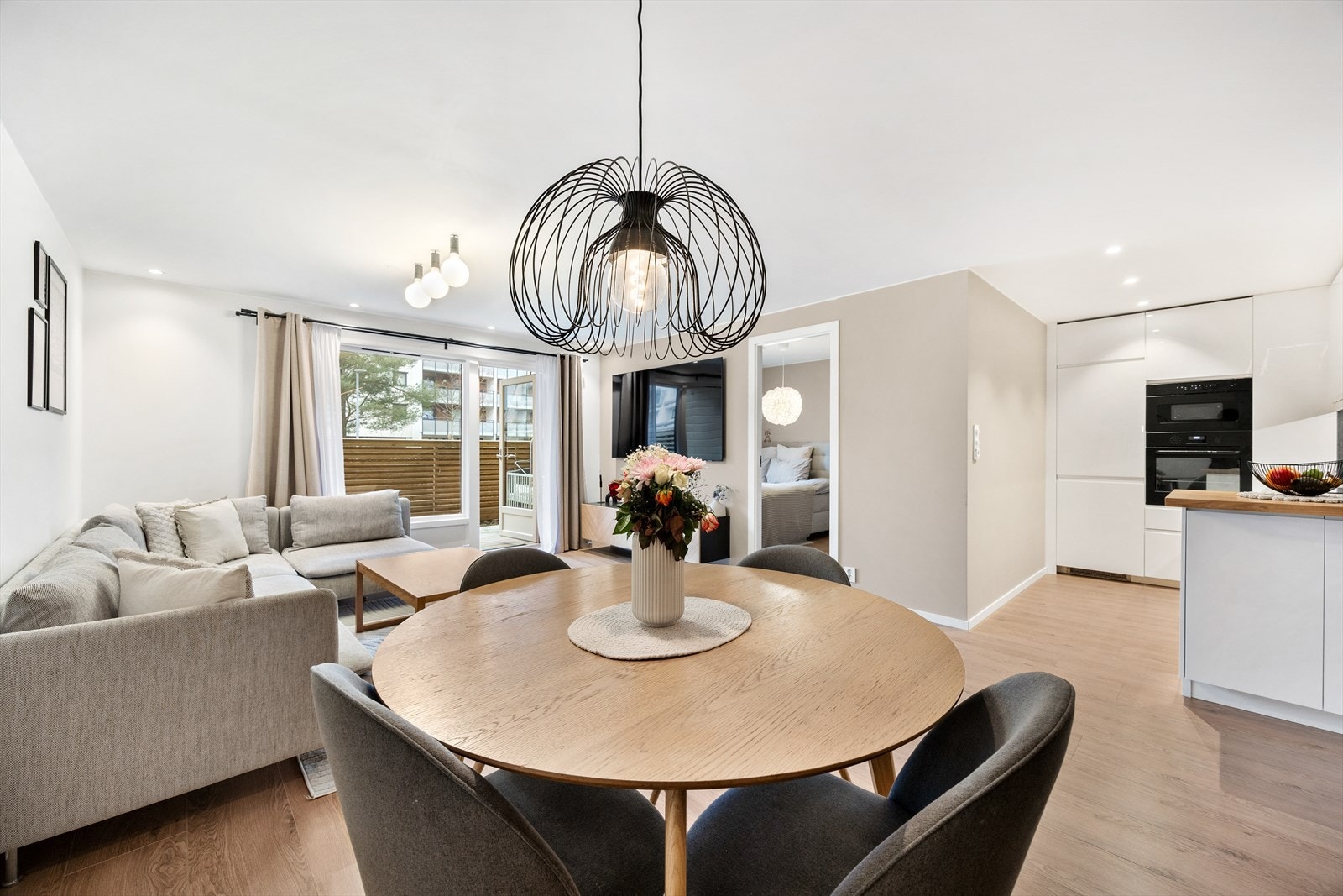 Kjøkkenet er i åpen og sosial, men likevel tydelig adskilt løsning mot stuen. Galleribilde