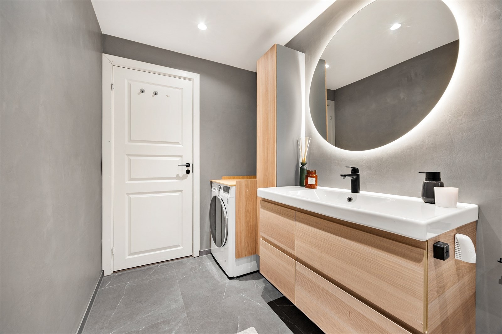 Lekkert bad med stilfull belysning og stort speil. Dimbare downlights i himlingen. Stilrent interiør. Galleribilde