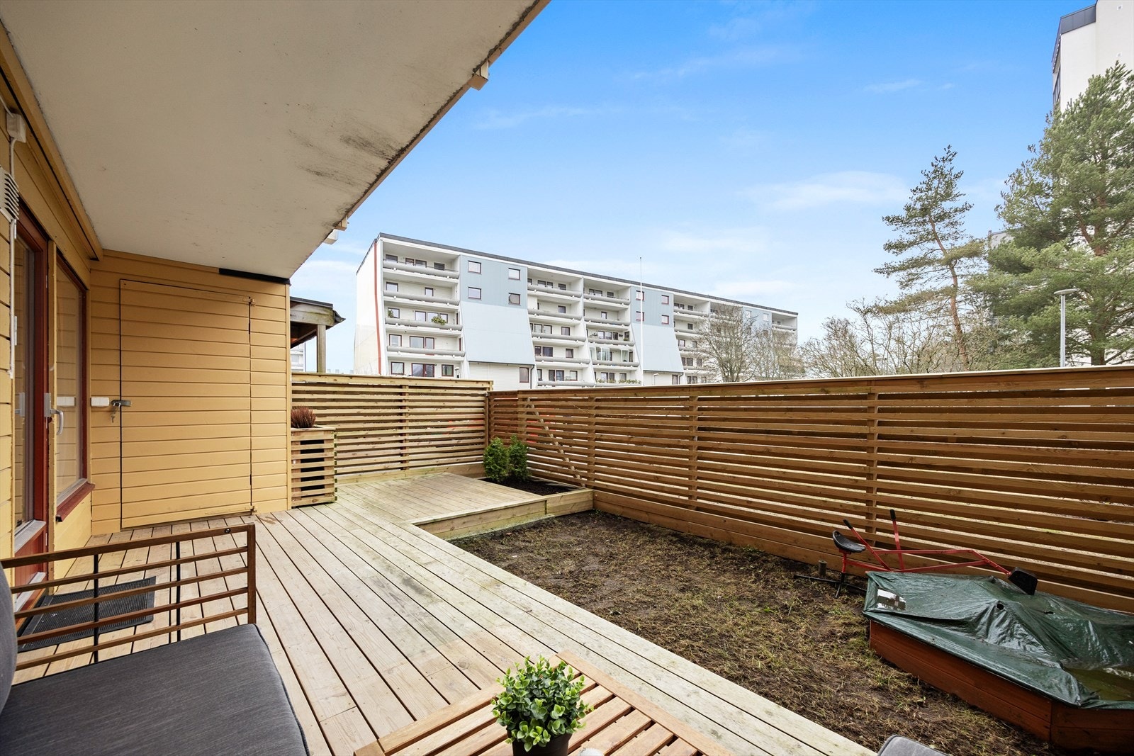 En rålekker og påkostet 2-roms selveier på 50 kvm, med stor avskjermet uteplass på 30 kvm og egen garasjeplass Galleribilde