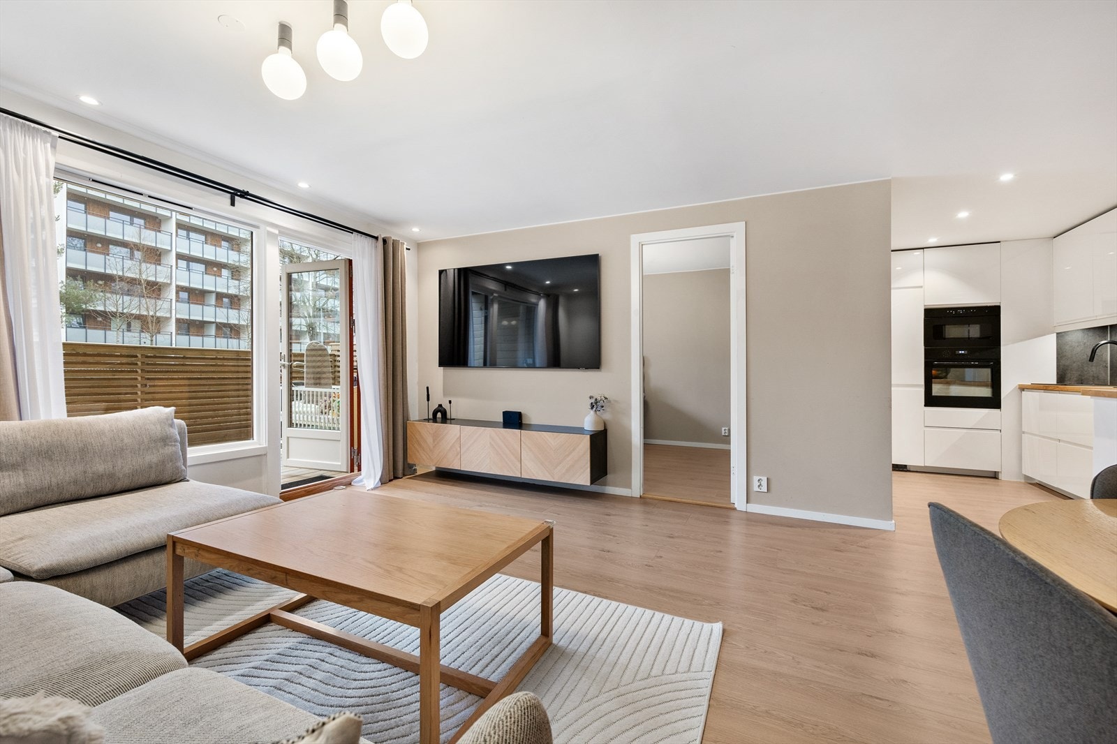 Det er lagt varmefolie i gulvet og dimbare downlights i himlingen. Galleribilde