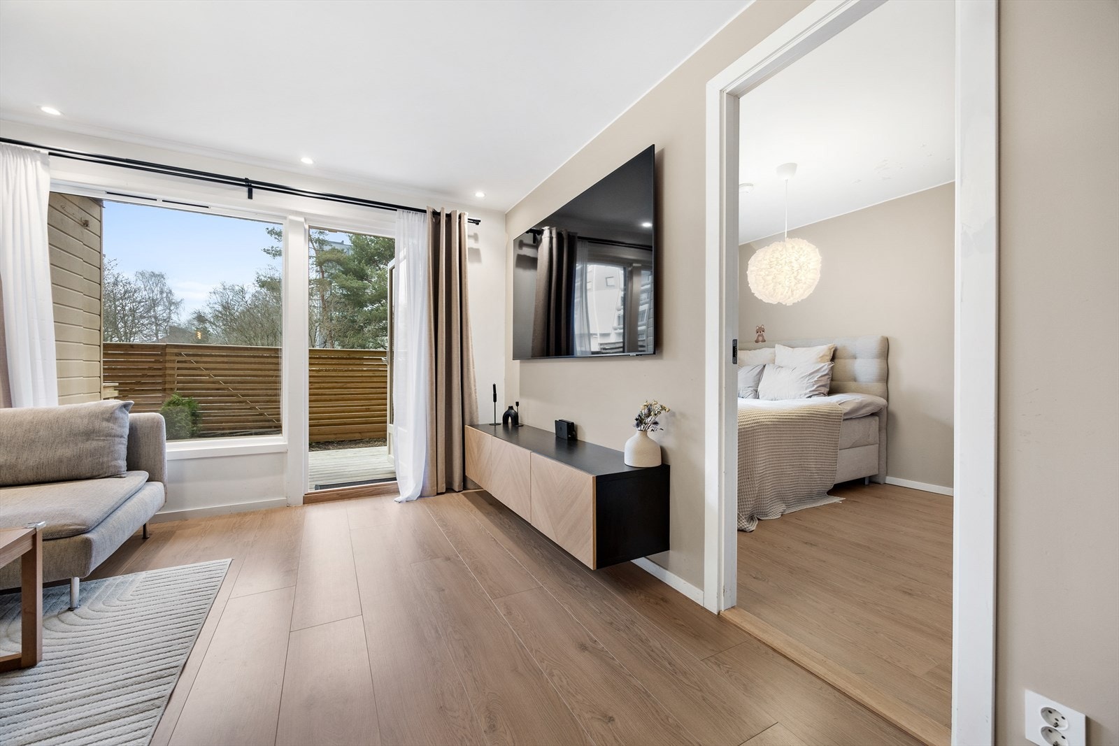 Fra stuen er det utgang til vestvendt markterrasse på hele 30 kvm Galleribilde