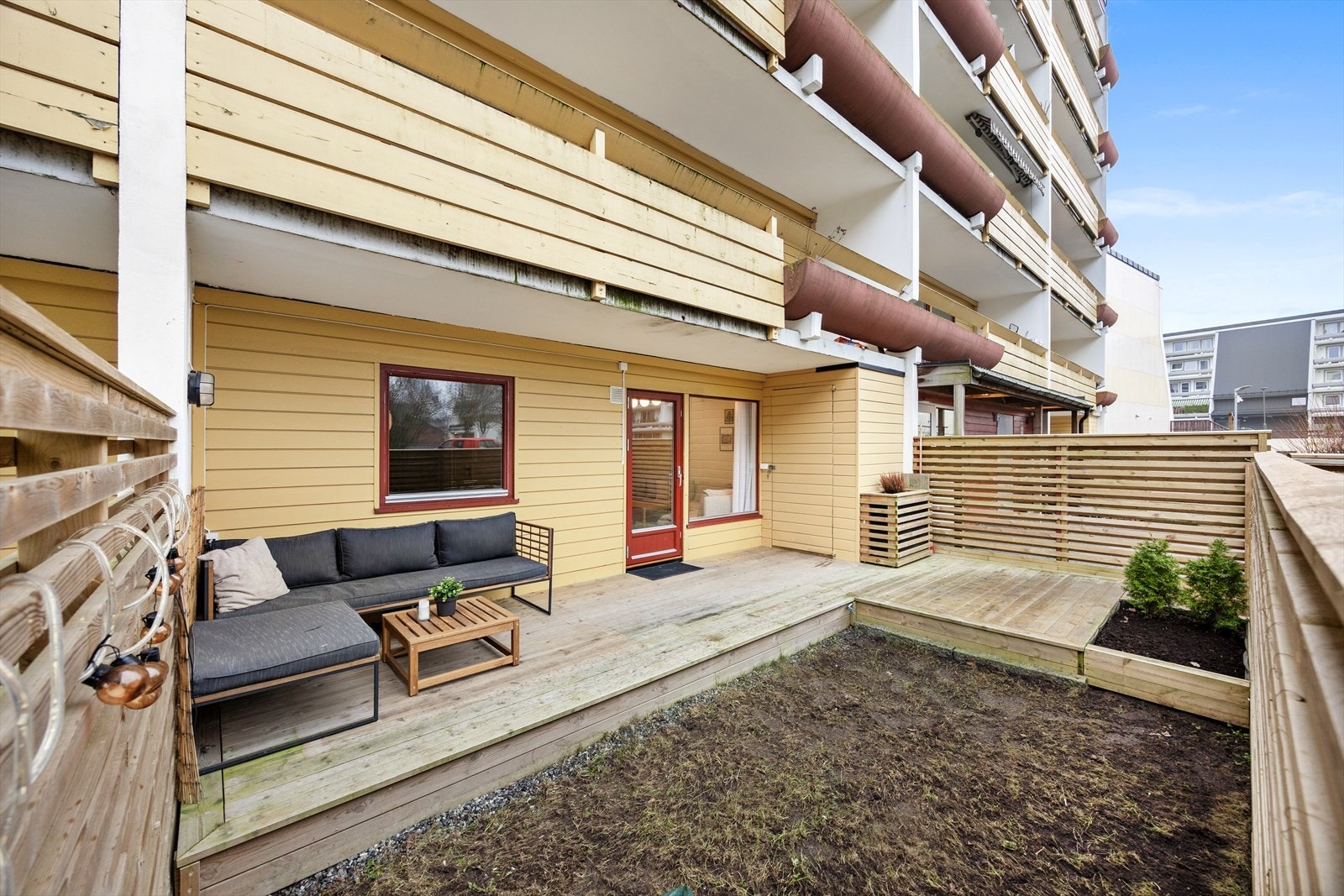 Stor, flott uteplass på 30 m² med god plass for utemøbler og grill. Her er det nytt terrassebord, rekkverk og utebod fra 2022/23. Galleribilde