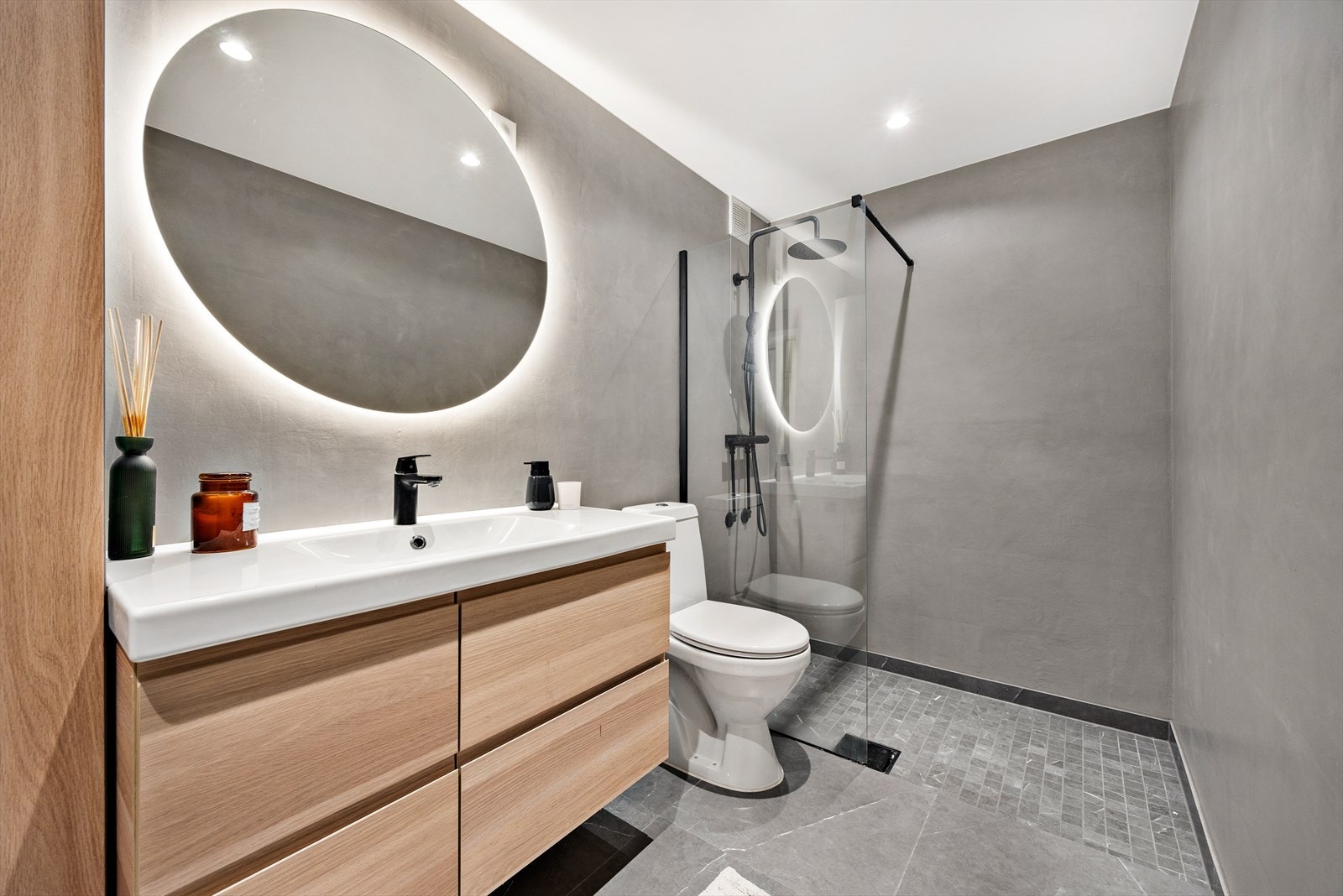 Innredningen består av gulvmontert wc, dusjsone med vegg i herdet glass med svarte detaljer, samt en svart fossefalldusj. Galleribilde