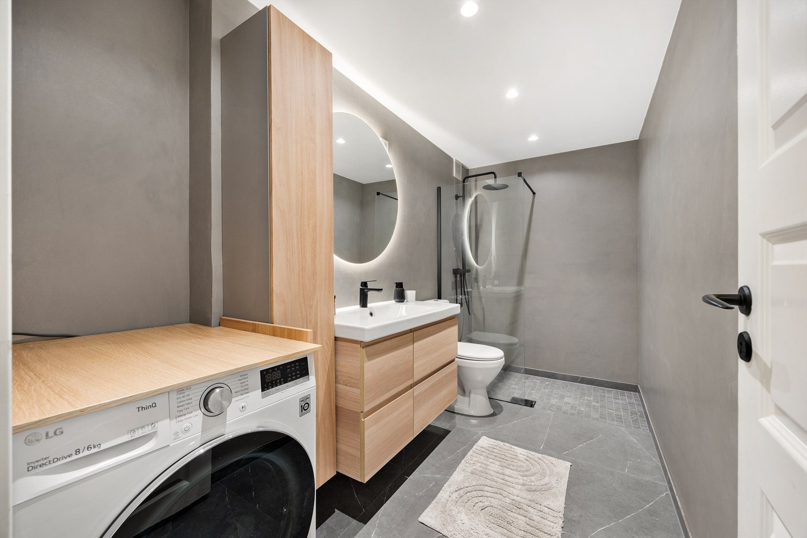 Badet er oppgradert i 2021 med flislagt gulv med sokkelflis og mikrosement på veggoverflater. De elektriske varmekablene i gulvet gir god komfort. Galleribilde