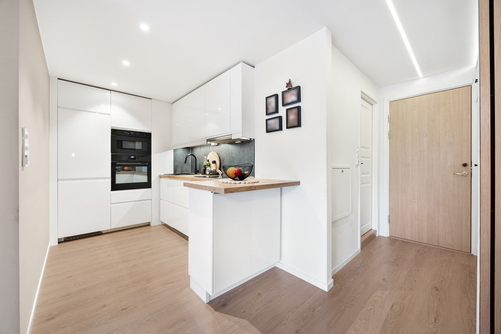 Stort og velsuttyrt kjøkken med alle hvitevarer integrert. Lekkert nordisk design. Galleribilde