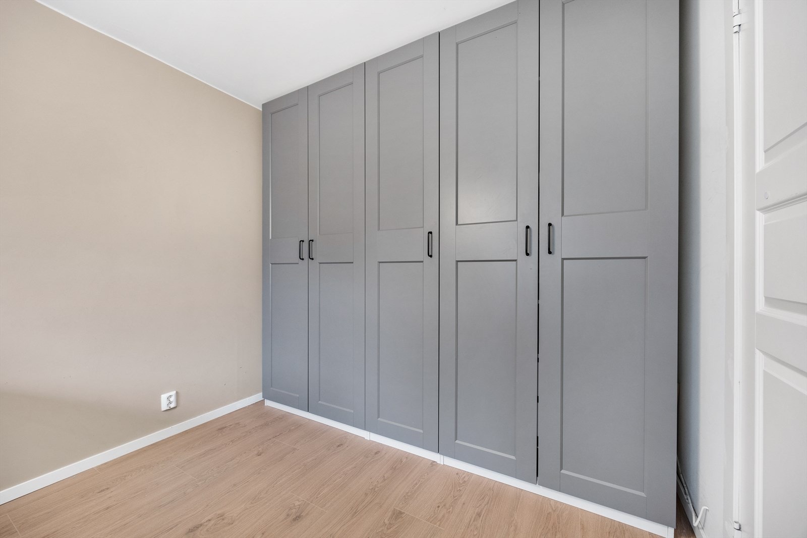 Stor garderobeløsning på soverommet. Galleribilde