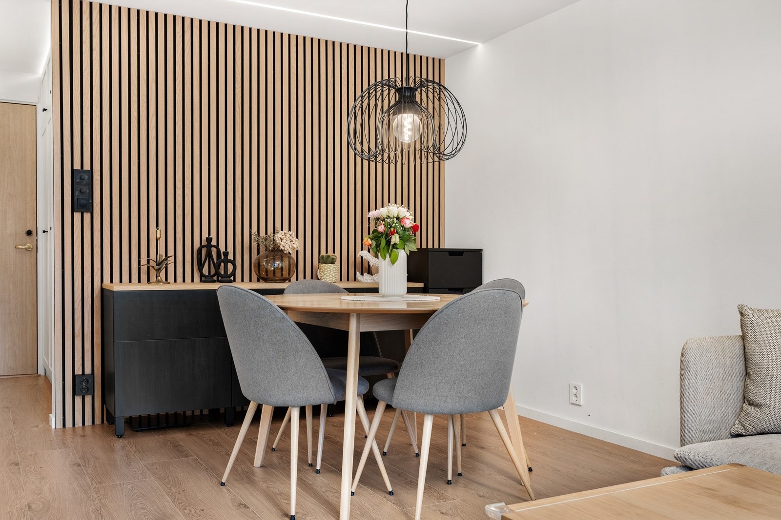 I stuen er det dessuten god plass til spisebord for middag med gjester. Galleribilde