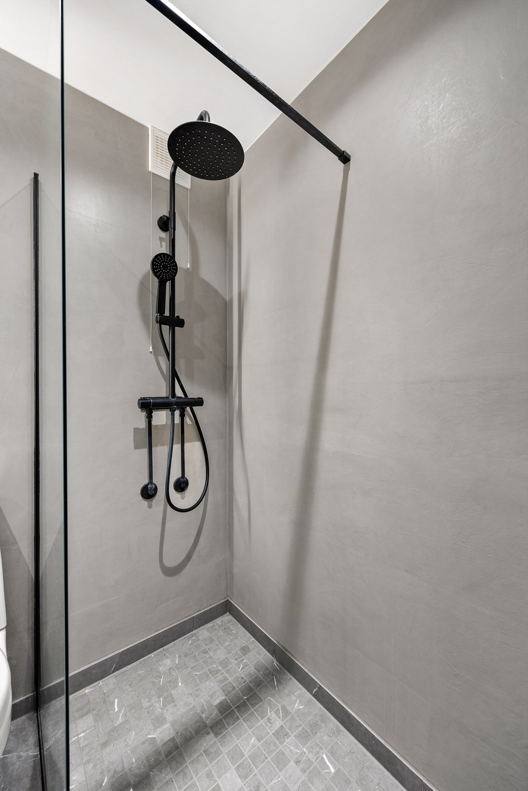 Dusj med regnfallsdusjhode for en luksuriøs opplevelse. Galleribilde