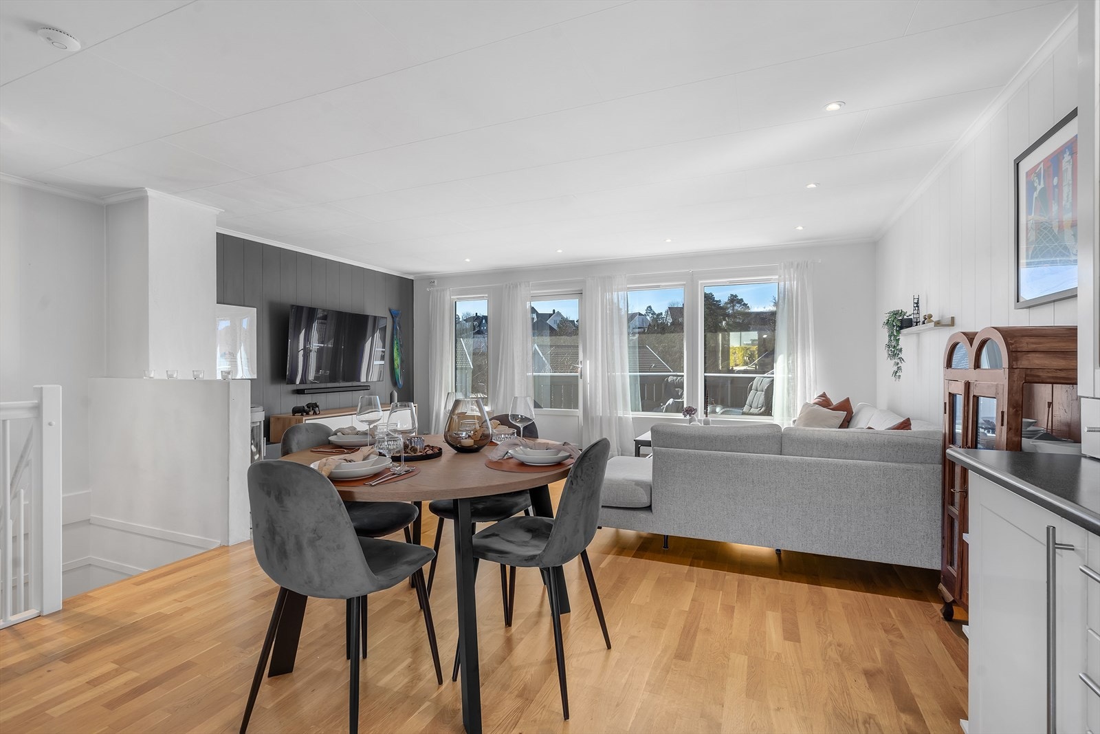 Gode kvaliteter som rikelig med spotter i taket, parkettgulv og store vindusflater som gir mye naturlig lys og bidrar til en behagelig romfølelse. Galleribilde