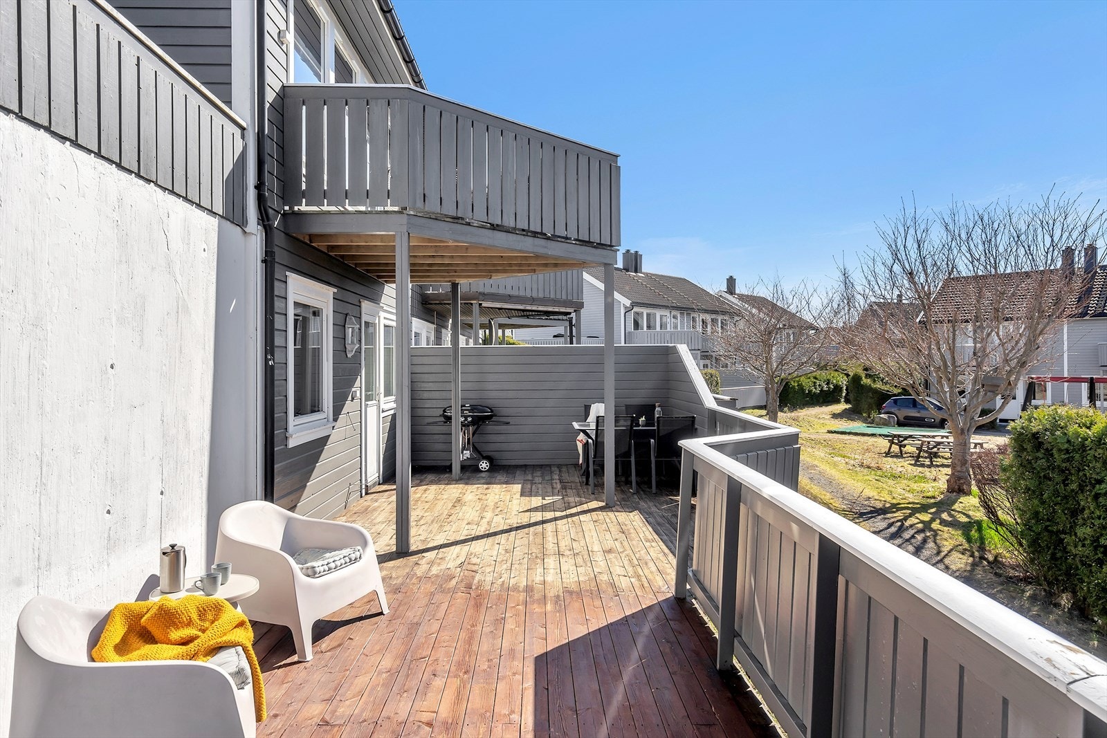 Boligen har en stor og solrik terrasse med rikelig plass til utemøblement og grill, ideell for hyggelige sammenkomster med familie og venner. Galleribilde