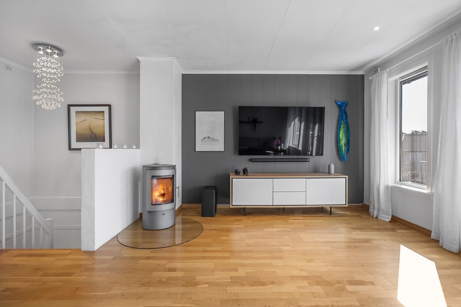 En vedovn med glassdør sørger for varme og en hyggelig atmosfære på kalde høst- og vinterdager. Galleribilde