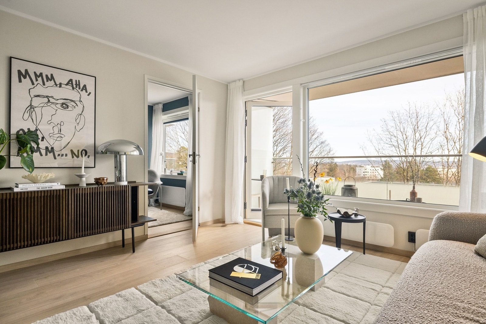 Kjøkken og stue er malt i den digge fargen til Jotun som heter Kokos. Galleribilde