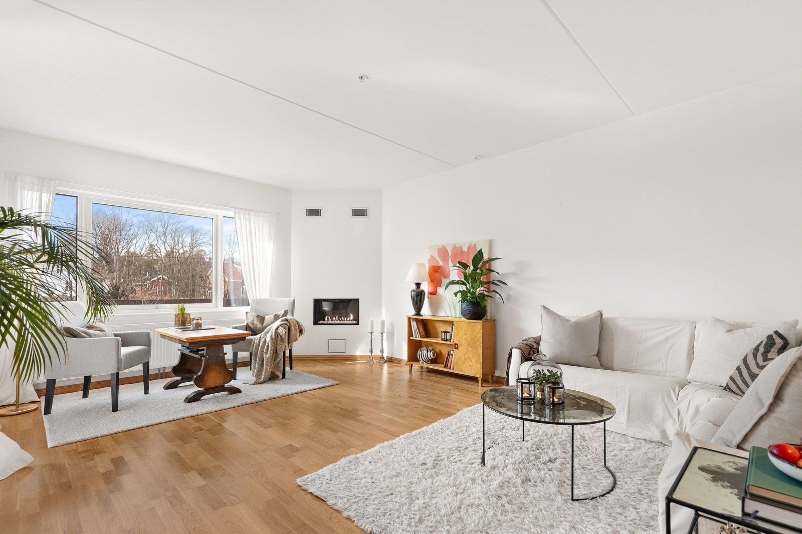 Stor, lys og luftig stue med flere møbleringsmuligheter. Her er det god plass til sittegruppe, TV-område og stort spisebord. Galleribilde