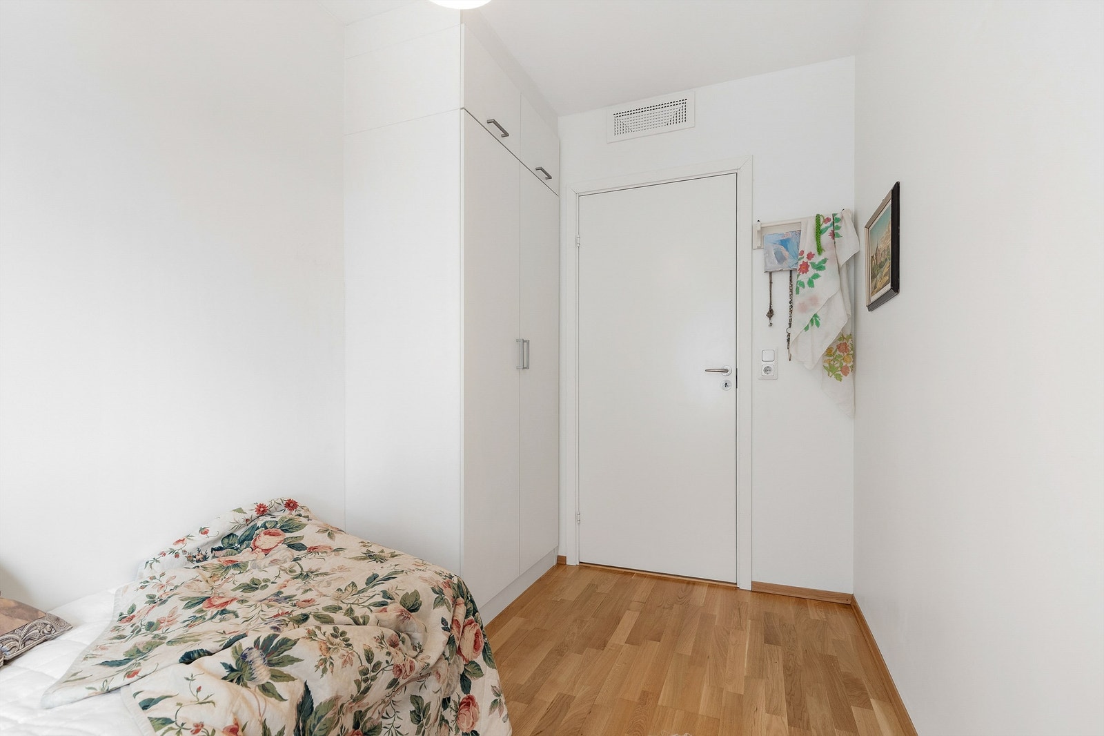 Integrert garderobeskap. Galleribilde