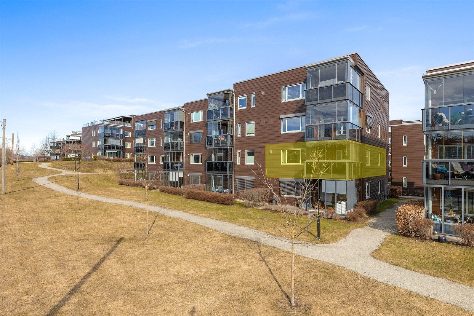 Her får du en lys og gjennomgående endeleilighet med gode solforhold. Leiligheten har to flotte balkonger, ideelle for å nyte morgenkaffen eller kveldssolen. Galleribilde