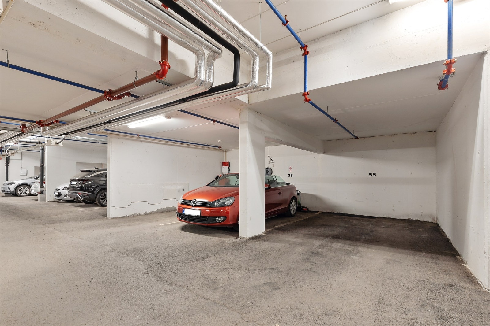 Boligen har parkeringsplass i felles garasjeanlegg i kjeller. Parkeringsplassen er tinglyst som en tilleggsdel til boligen i seksjoneringen. Plassen er markert 55. Galleribilde