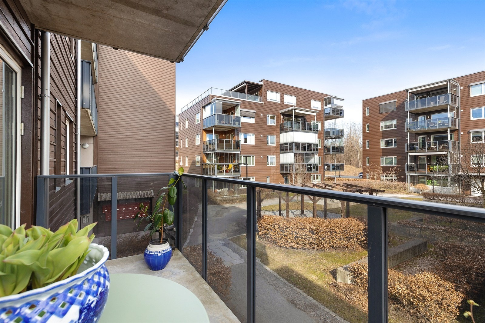 Balkongen utenfor soverommet har utsikt mot rolige fellesområder. Galleribilde