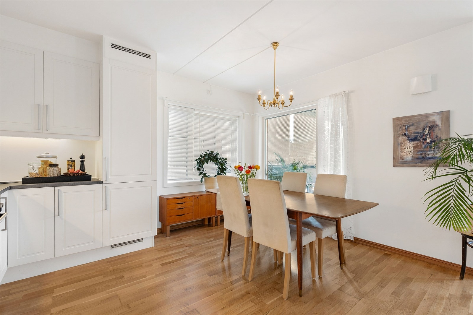 På kjøkkenet er det plass til stort spisebord. Galleribilde