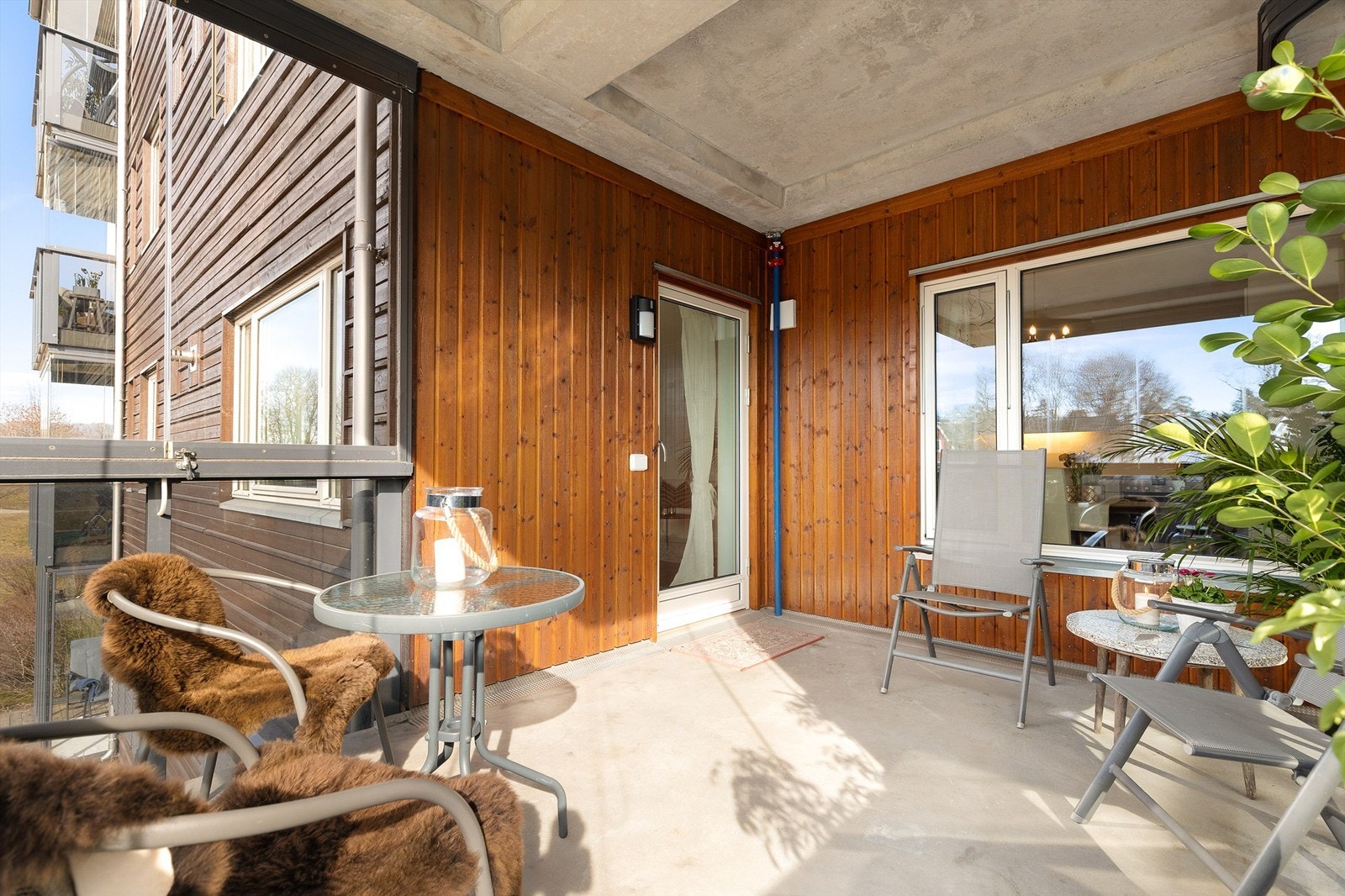 Fra stuen er det utgang til innglasset balkong med ettermiddags-/kveldssol. Galleribilde