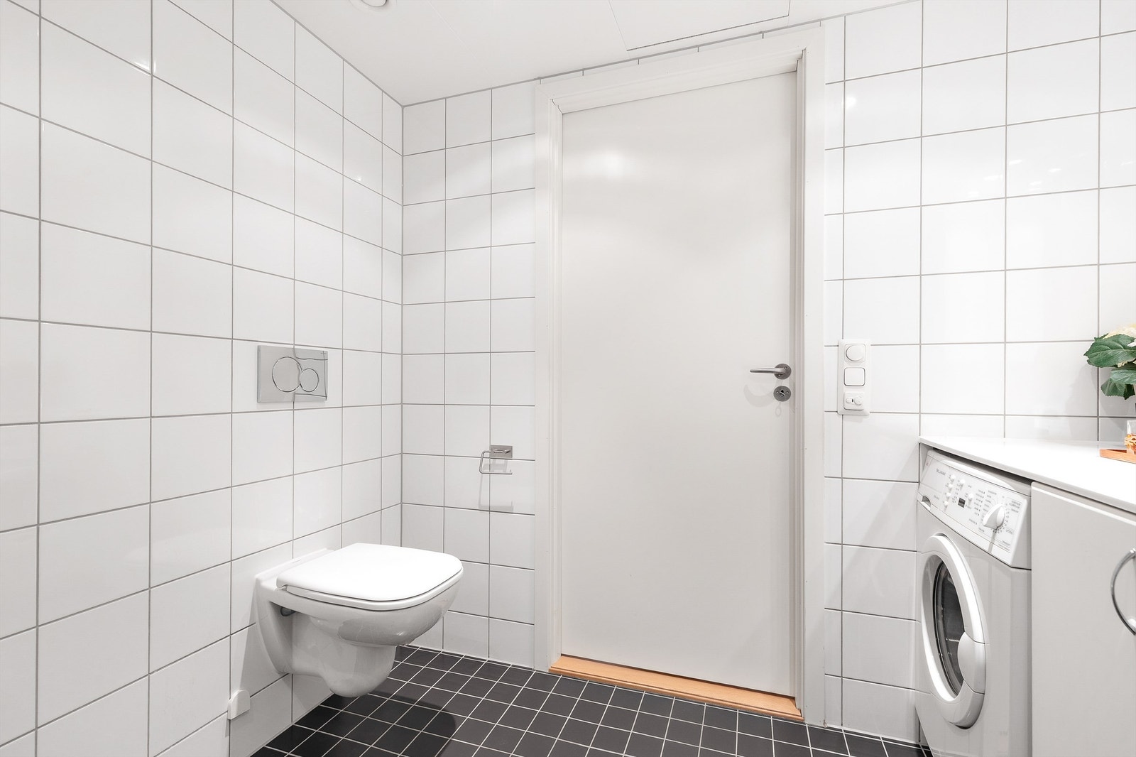 Vegghengt toalett med innebygd sisterne. Avtrekksventil plassert i himling. Galleribilde