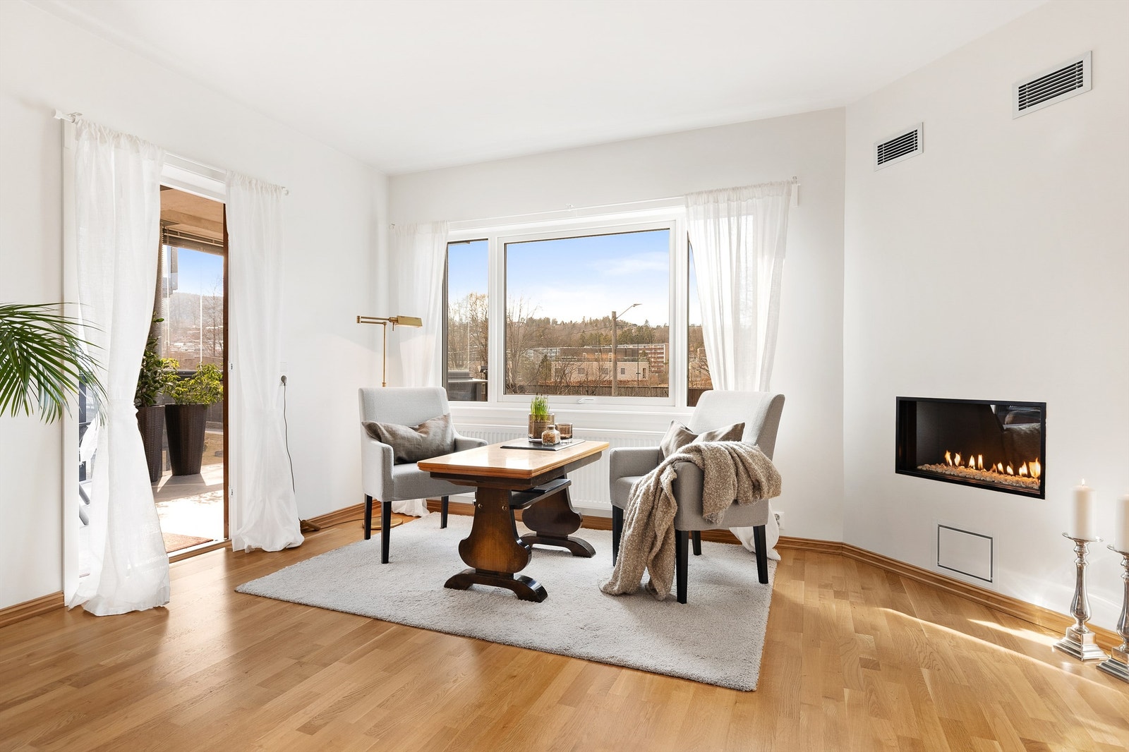 Stor, lys og luftig stue med flere møbleringsmuligheter. Her er det god plass til sittegruppe, TV-område og stort spisebord. Galleribilde