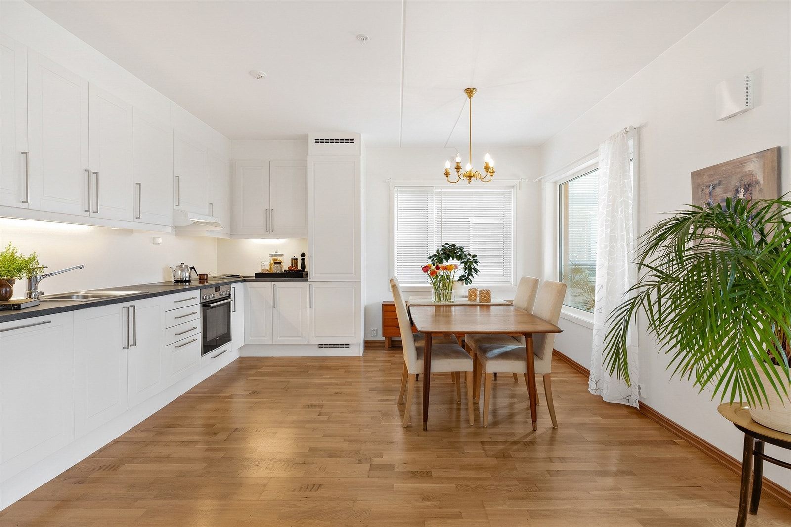 Kjøkken med åpen løsning mot stue. Galleribilde