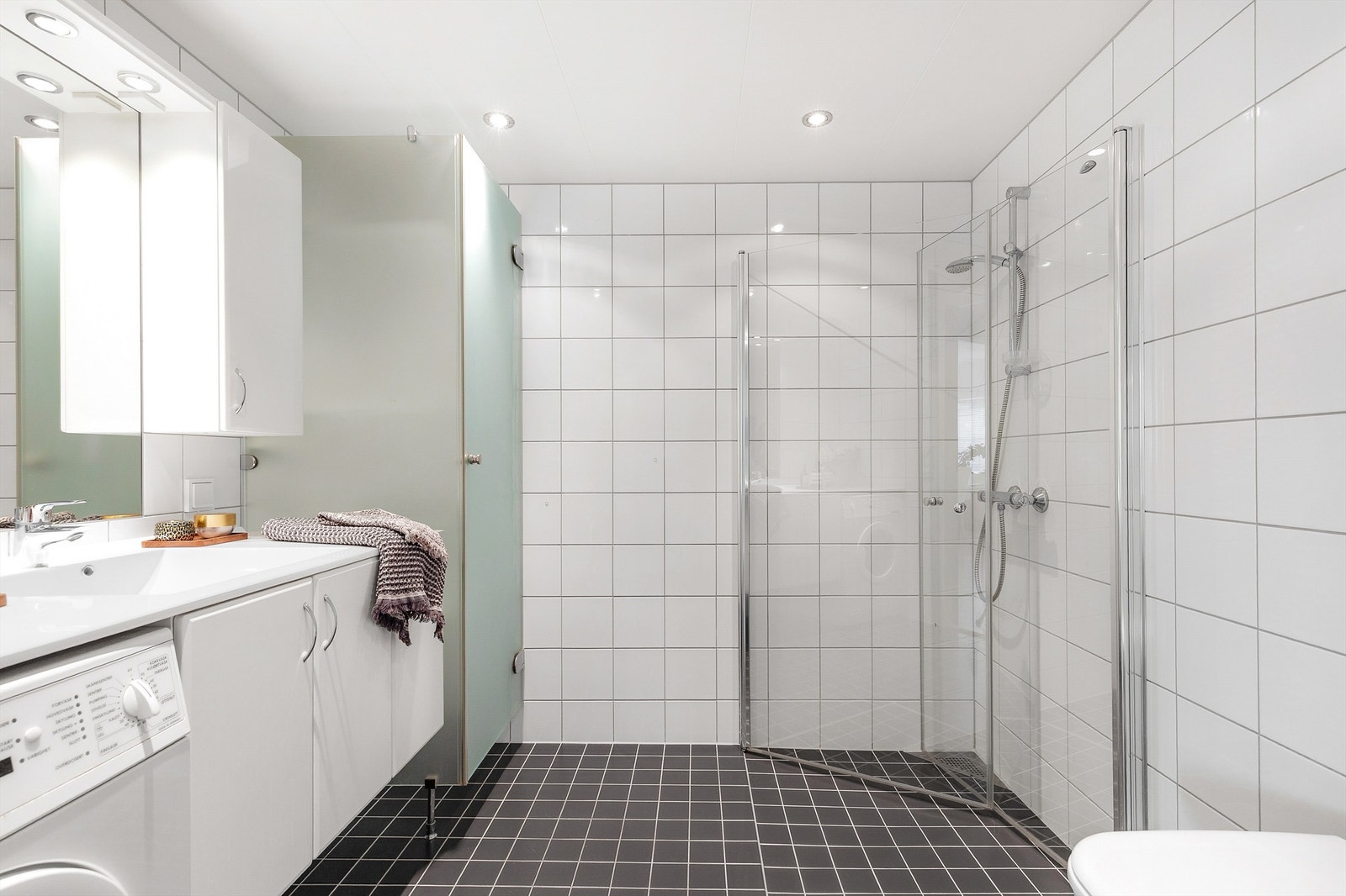 Baderom fra byggeår 2014. Flislagt gulv med varme. Flislagte vegger. Himling med downlights. Vegghengt servantskap med dører. Galleribilde