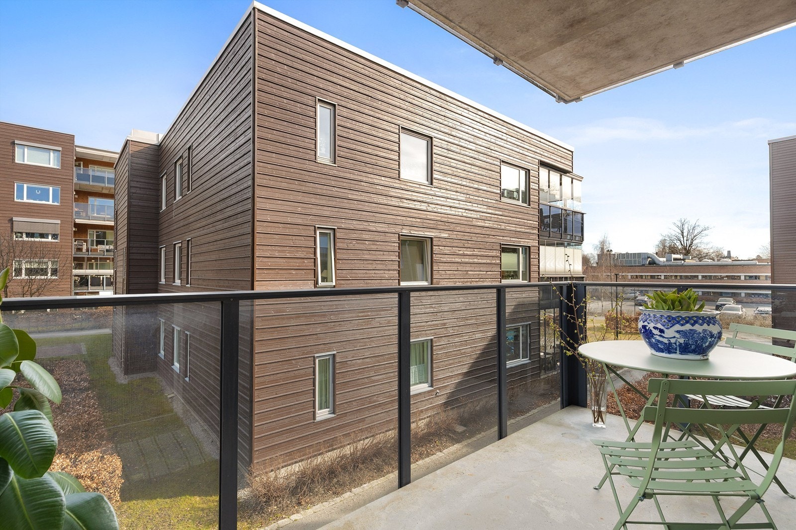 Balkongen utenfor soverommet har utsikt mot rolige fellesområder. Galleribilde
