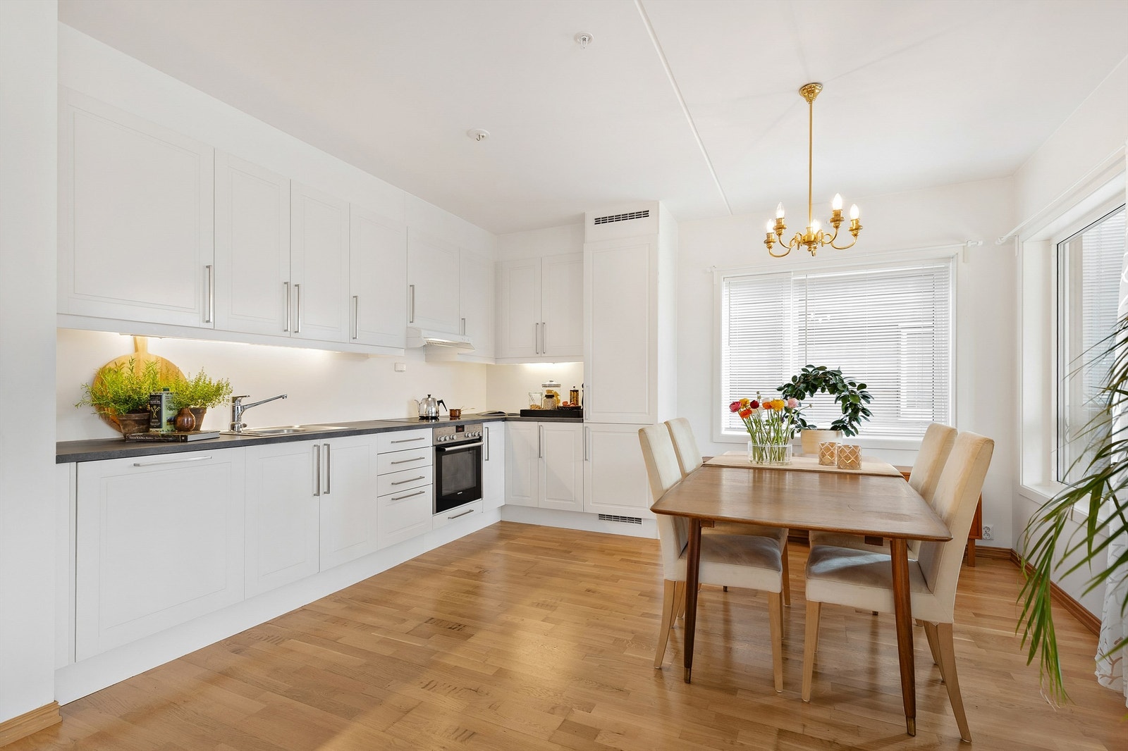 Den åpne stue- og kjøkkenløsningen skaper en sosial atmosfære når man er med venner og familie. Med garasjeplass i felles garasjeanlegg er parkeringen enkel og du har kort vei til Asker sentrum, med butikker og kaféer rett rundt hjørnet. Galleribilde