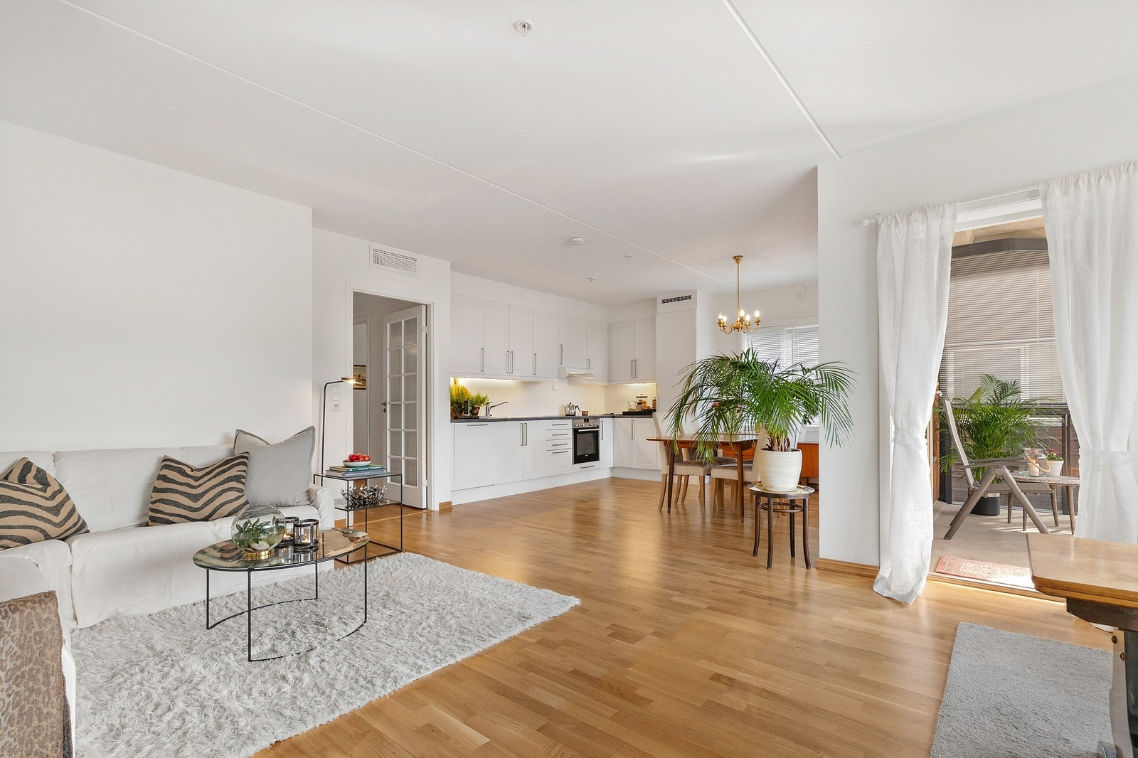 Den åpne løsningen mellom stue og kjøkken gir en god romfølelse og skaper en sosial atmosfære når man er med venner eller familie. Galleribilde