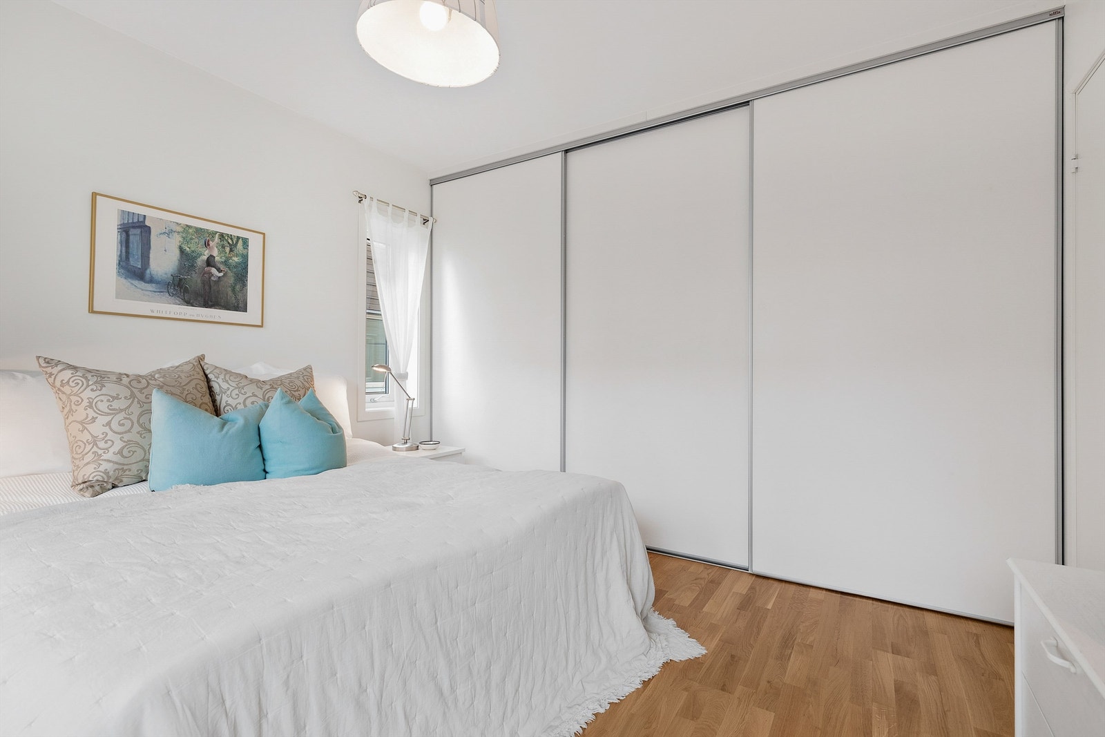 Stor integrert skyvedørsgarderobe. Galleribilde