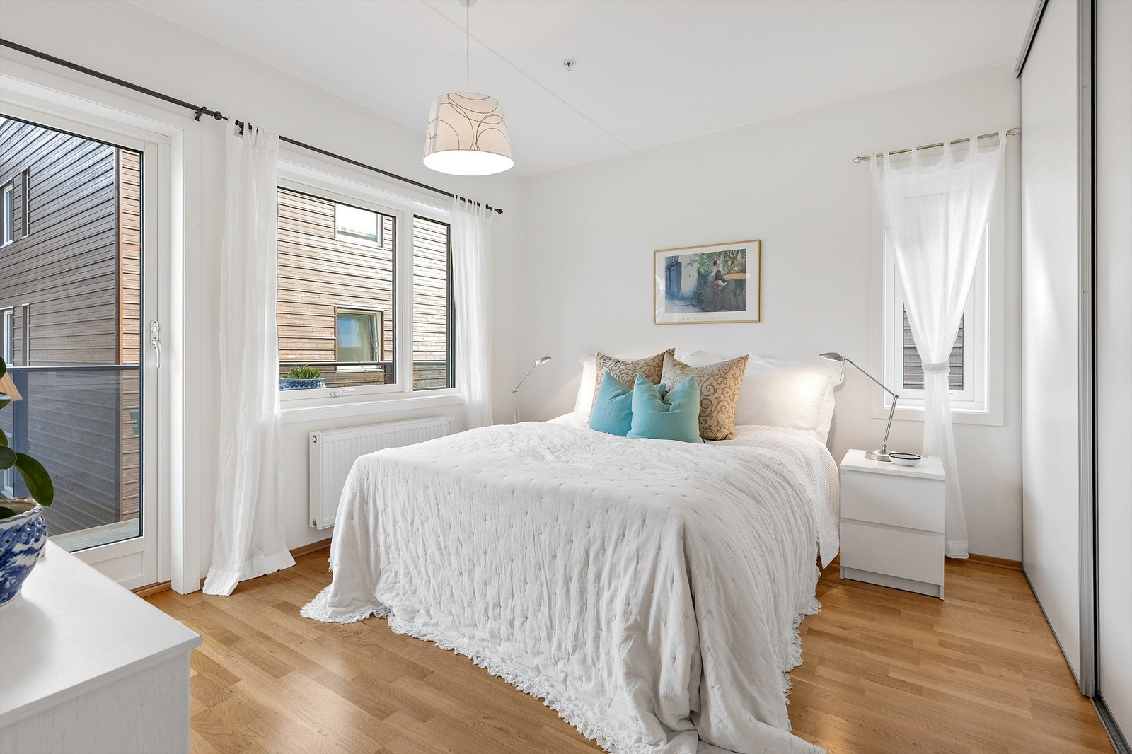 Leiligheten har 2 soverom. Hovedsoverommet er av god størrelse med plass til dobbeltseng med nattbord på hver side. Galleribilde